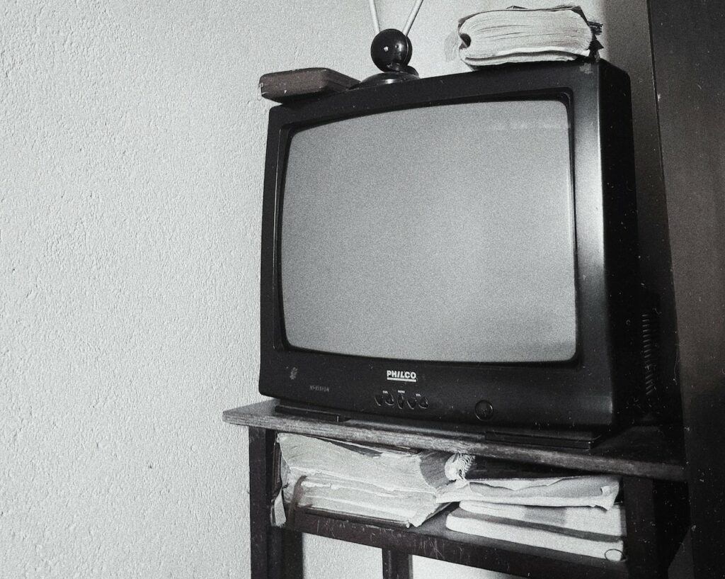 Régi televízió, szürkeárnyalatos. Esti híradó.